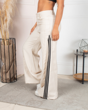 Pantalón Wide Leg Bota Semi Campana Tiro Alto Rayas Laterales en Contraste Marca Trucc´s Plus Size