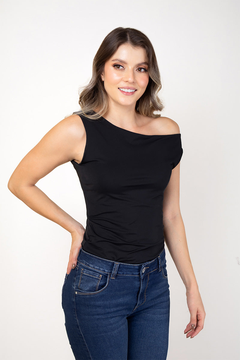 Blusa Cuello Asimétrico con Caída en Hombro Marca Trucco´s