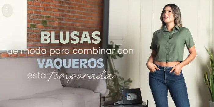 Mujer con blusa verde de moda combinada con jeans, estilo casual en sala moderna.