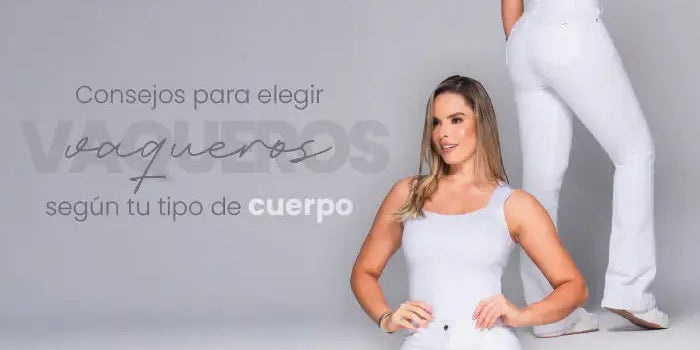 Mujer posando con vaqueros blancos y top sin mangas, moda femenina, fondo gris, consejos de estilo.