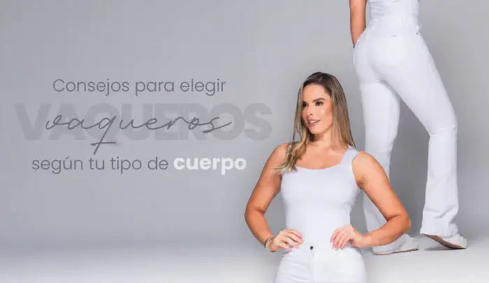 Mujer posando con vaqueros blancos y top sin mangas, moda femenina, fondo gris, consejos de estilo.