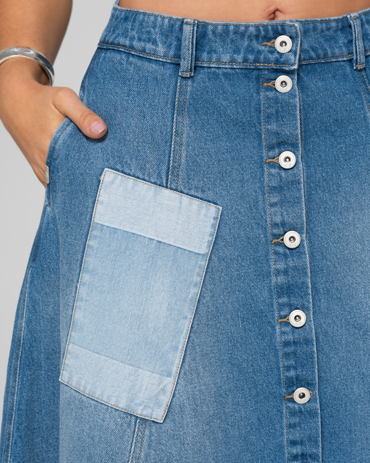 Falda Midi Denim Tiro Alto con Bloques en Parche Marca Trucco´s