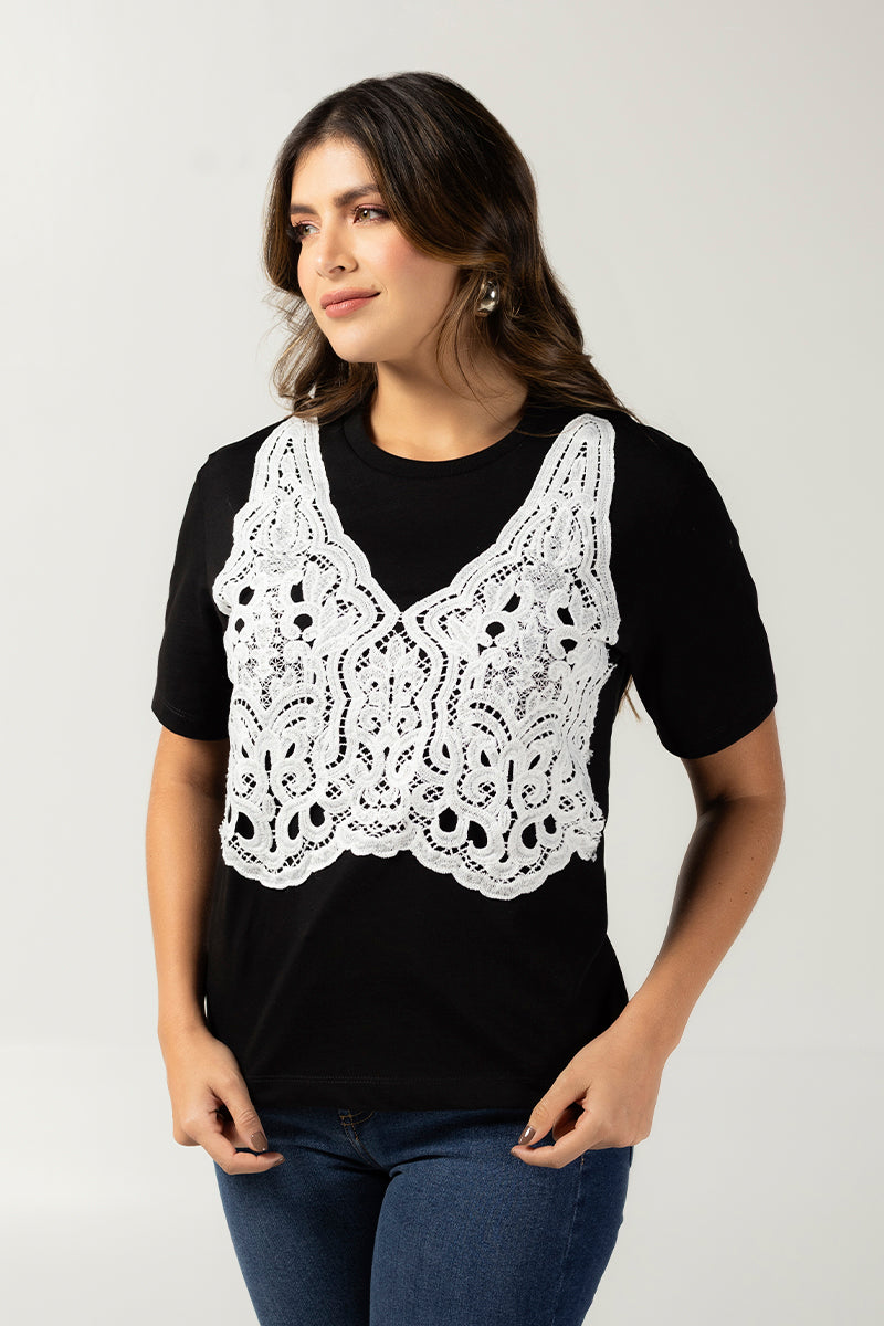 Camiseta Básica Negra con Encaje Blanco Marca Trucco´s