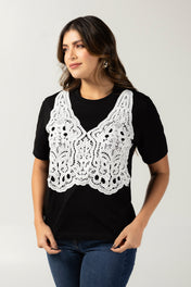 Camiseta Básica Negra con Encaje Blanco Marca Trucco´s