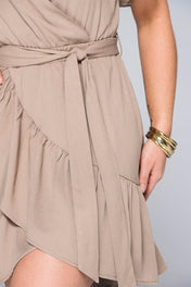 Vestido Corto Cruzado Tipo Kimono con vuelo en falda y mangas con cinturon