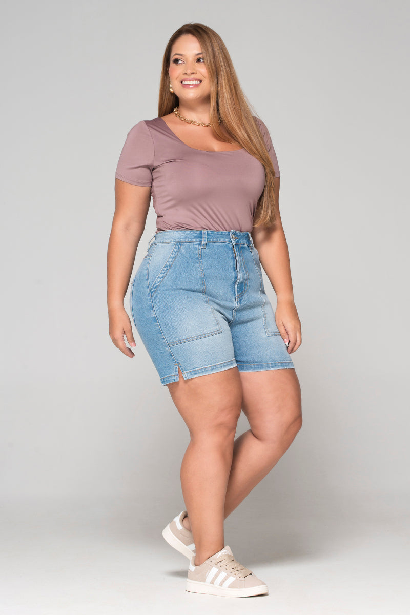 Short Tiro Alto Bolsillos Tipo Parche con detalle de Trabilla marca Trucco´s Plus Size