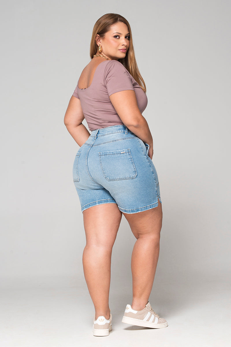 Short Tiro Alto Bolsillos Tipo Parche con detalle de Trabilla marca Trucco´s Plus Size