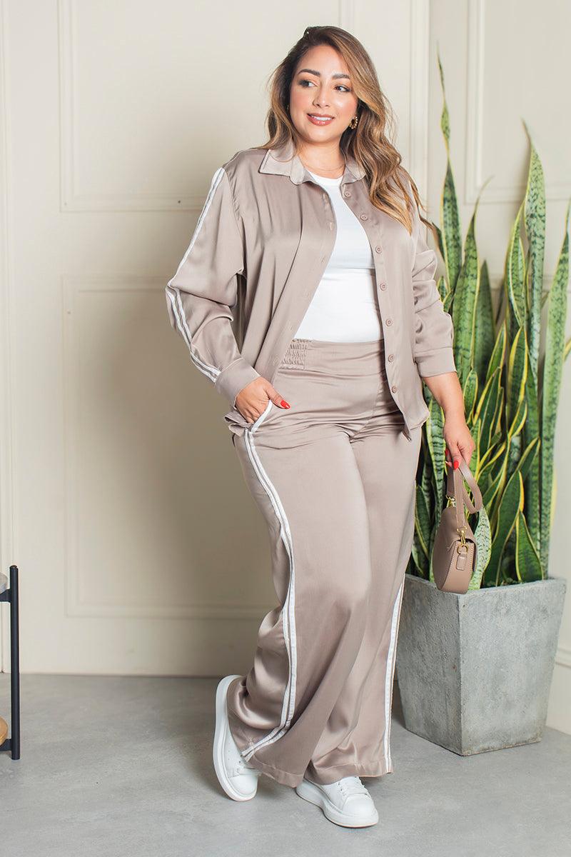 Set de 2 piezas Satinado Rayas laterales Pantalón Tiro Alto Camisa Manga larga Marca Trucco´s Plus Size