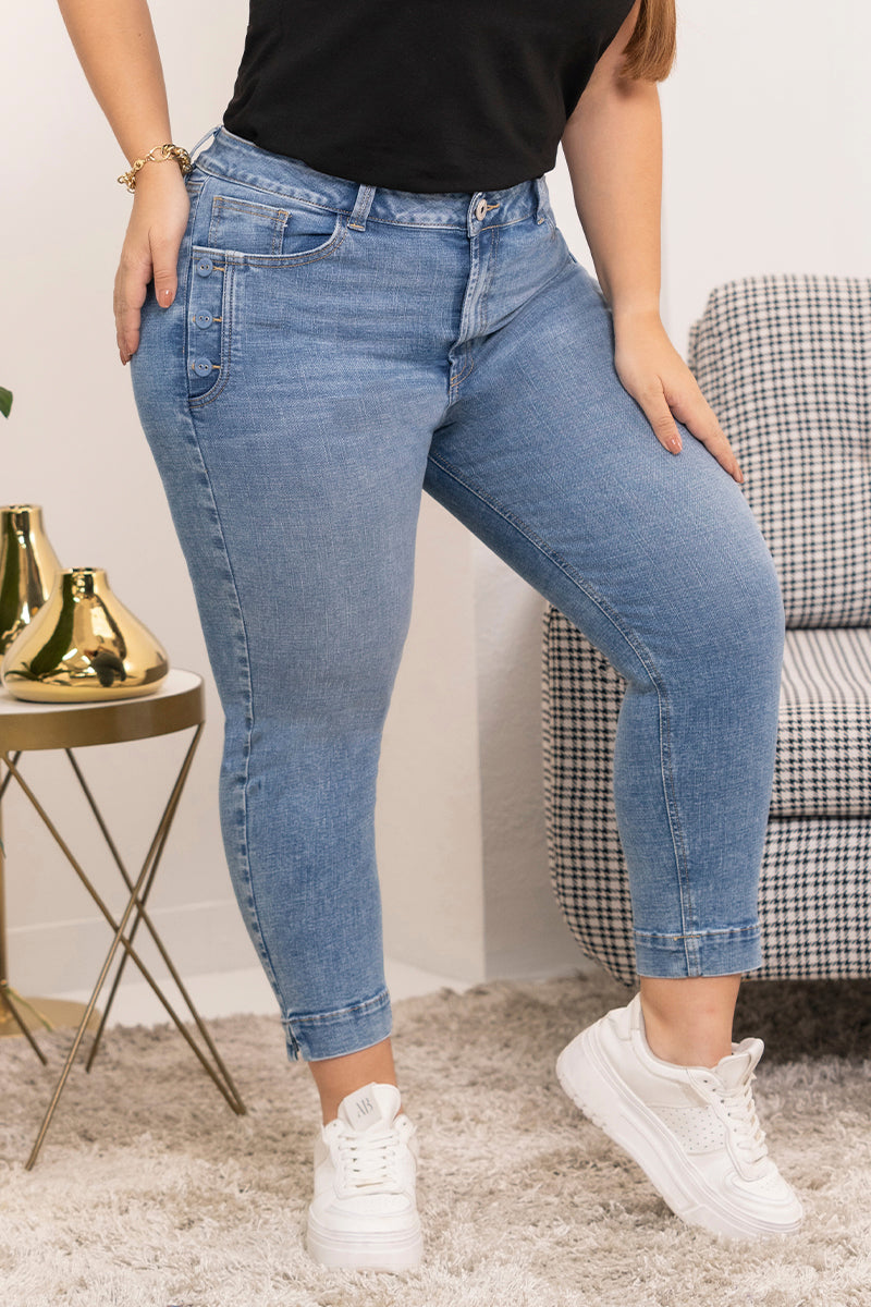 Jean Capri Tiro Alto Botonadura a Tono en Bolsillos Marca Trucco´s Plus Size