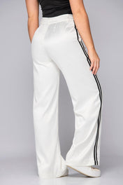 Pantalón Wid Leg Tiro Alto Satinado Doble Botonadura en pretina Rayas Laterales en contraste Marca Trucco´s