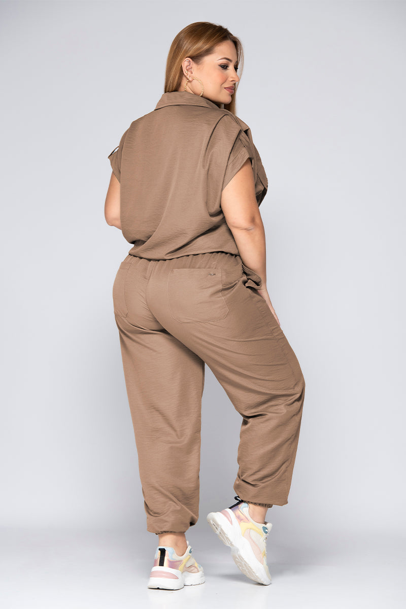 Set 2 Piezas Pantalón Tipo Jogger Camisa Tipo Cargo Detalle de pliegues en Mangas Marca Trucco´s Plus Size