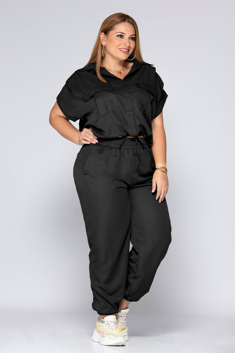 Set 2 Piezas Pantalón Tipo Jogger Camisa Tipo Cargo Detalle de pliegues en Mangas Marca Trucco´s Plus Size