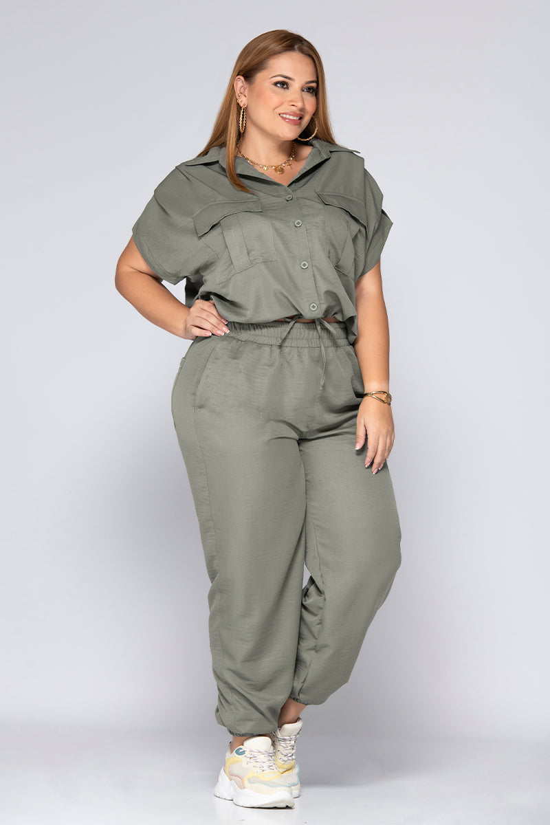 Set 2 Piezas Pantalón Tipo Jogger Camisa Tipo Cargo Detalle de pliegues en Mangas Marca Trucco´s Plus Size