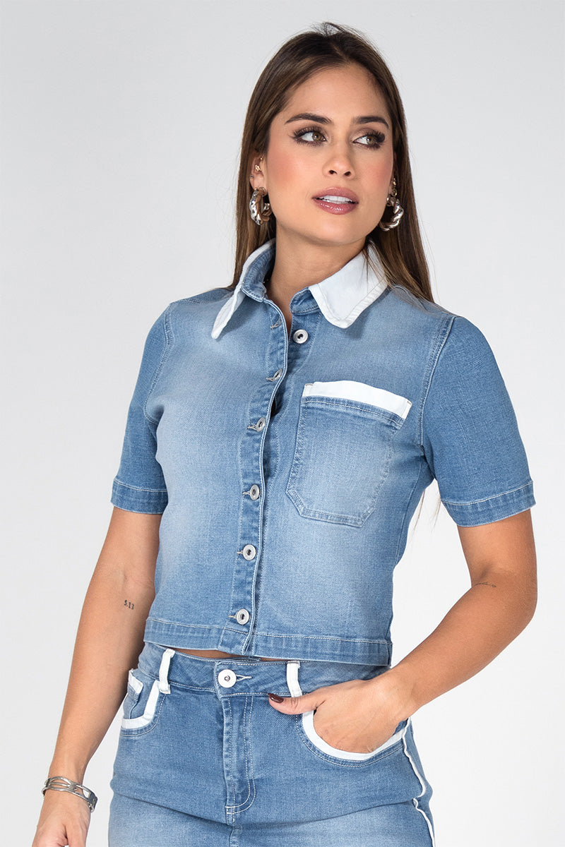 Chaqueta Denim Corta Azul Medio con Detalles en Contraste Marca Trucco´s